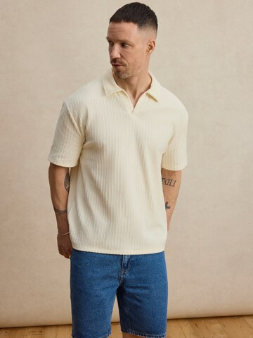 DAN FOX APPAREL Тениска 'Leif' в бяло: отпред