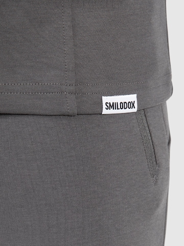 Sweat-shirt 'Maison' Smilodox en gris