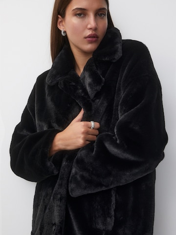 Pull&Bear Winter Coat in Black