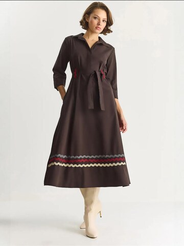 Bianco Lucci - Vestidos camiseiros em castanho