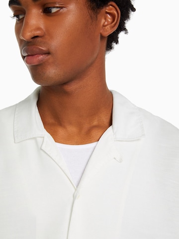 Bershka Comfort fit Koszula w kolorze biały