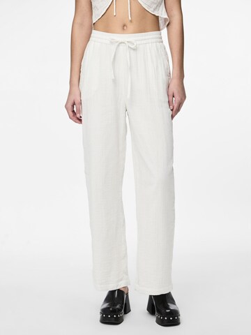 PIECES Loose fit Trousers 'Mastina' in White: front