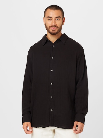 WEEKDAY Comfort Fit Skjorta i svart: framsida