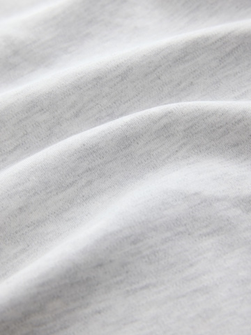 Tricou de la Next pe gri