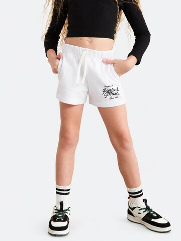 Grimelange Spodnie 'GRIMELANGE Jersey-Shorts mit Textdruck' w kolorze biały