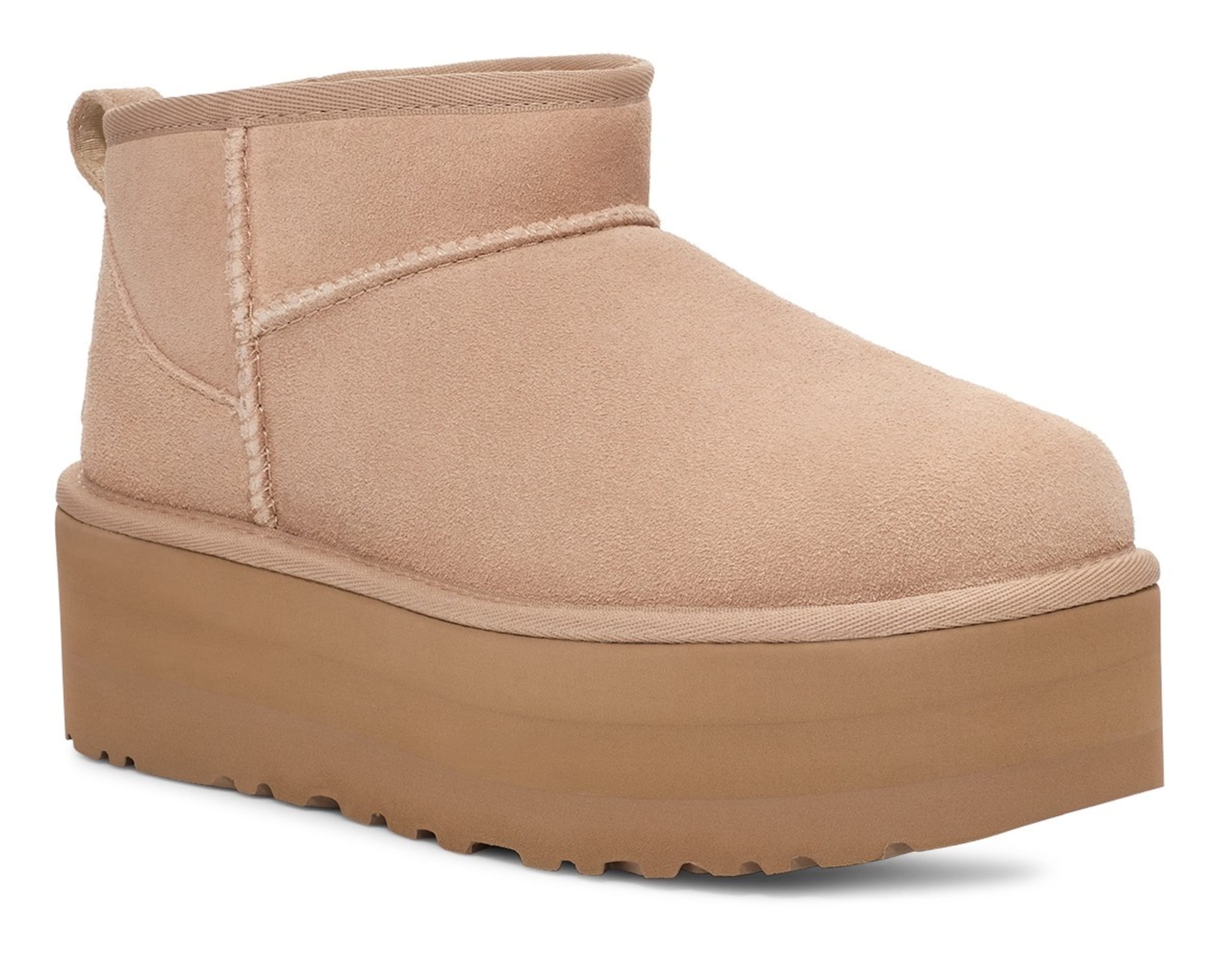 UGG - Botas 'Classic Ultra' em bege