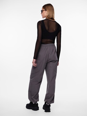 PIECES Tapered Trousers 'Sara' in Grey