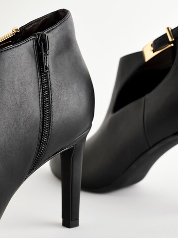 Next Pumps 'Forever' in Black