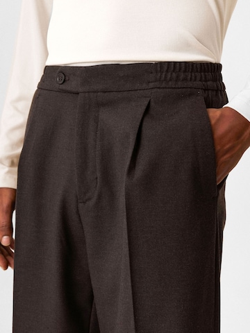 Loosefit Pantaloni con pieghe 'Stadtler' di Antioch in marrone