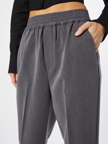 Wide Leg Pantalon à plis 'Phillipa Press' mbym en gris