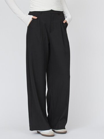 SISTERS POINT Wide leg Pleat-front trousers 'GREAT-PA' in Black: front