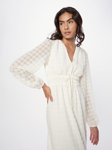 Robe 'Misty' Gina Tricot en blanc