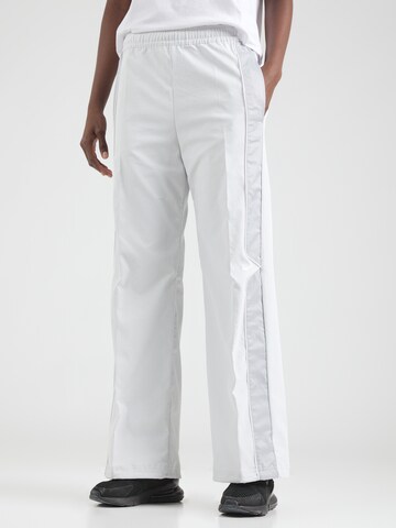 Loosefit Pantaloni di Nike Sportswear in bianco: frontale