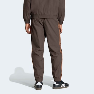 ADIDAS ORIGINALS Tapered Παντελόνι 'Firebird' σε καφέ