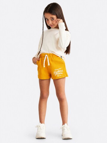 Grimelange Spodnie 'GRIMELANGE Jersey-Shorts mit Textdruck' w kolorze żółty