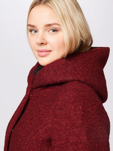 Manteau mi-saison 'SEDONA' ONLY Carmakoma en rouge