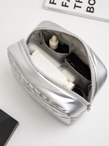 MEVYRA Toiletry Bag in Silver