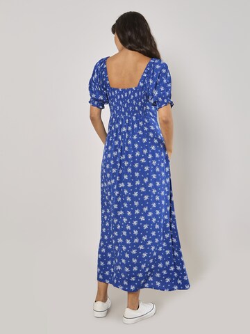 Robe 'Milkmaid' Apricot en bleu