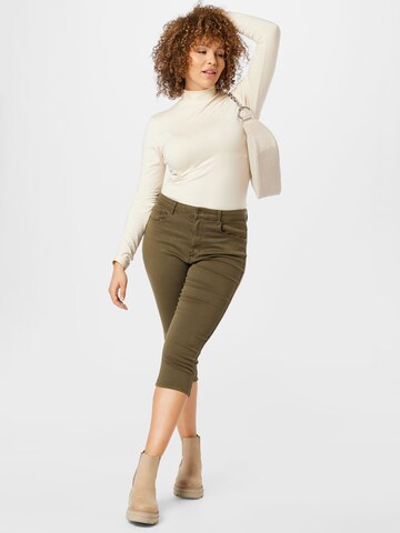 Skinny Jeans 'Augusta' di ONLY Carmakoma in verde