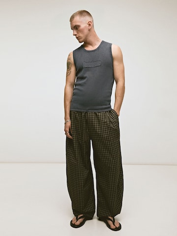 Bershka Tričko 'BLO' – šedá