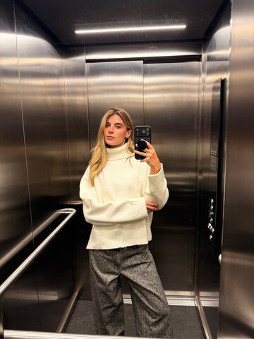 hzl the label Sweater in White: front