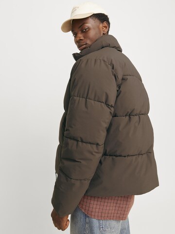 JACK & JONES Tussenjas in Bruin