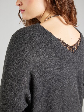 Pullover 'CARMANIFESTA' di ONLY Carmakoma in grigio