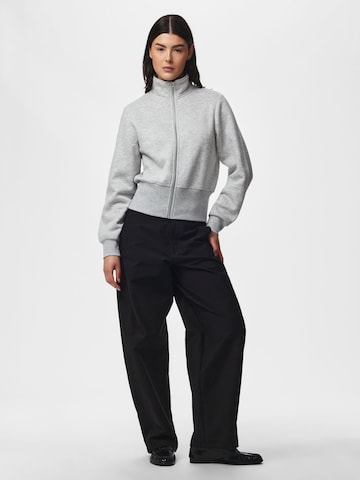 PIECES Sweatshirt in Grau