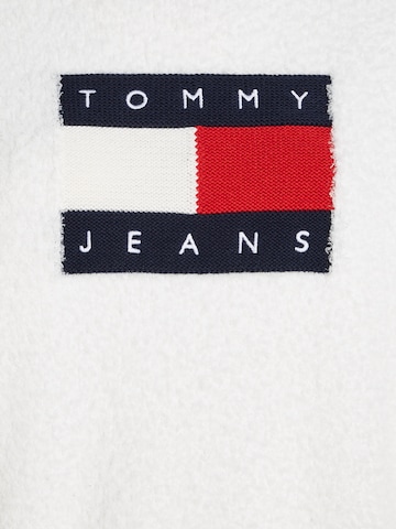 Pulover de la Tommy Jeans pe alb
