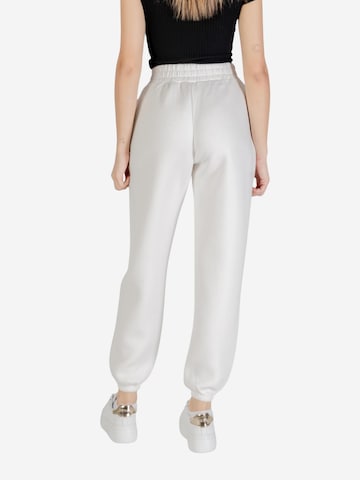GUESS - regular Pantalón deportivo 'CECILIA SCUBA JOGGER PANTS V4BB13 K7UW2' en beige