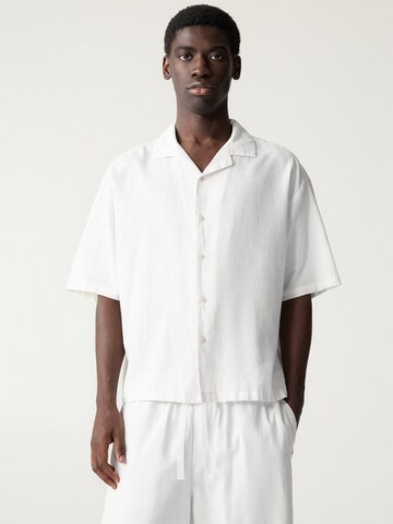 Pull&Bear Comfort fit Button Up Shirt in White: front