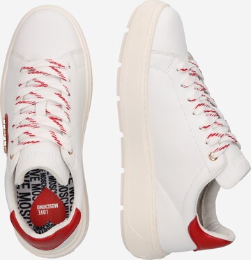 Sneaker bassa di Love Moschino in bianco