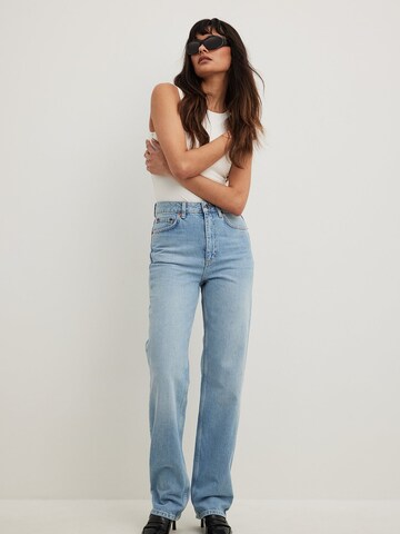 NA-KD Regular Jeans in Blau