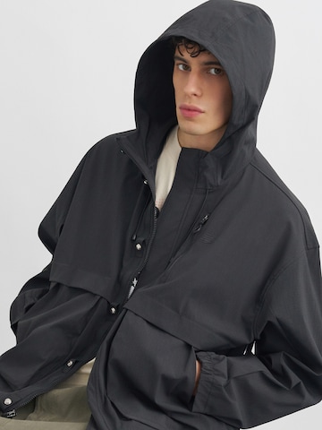 new balance Преходно яке в черно