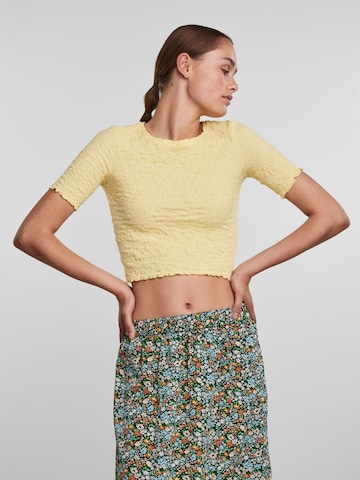 T-shirt 'HARLOW' PIECES en jaune : devant