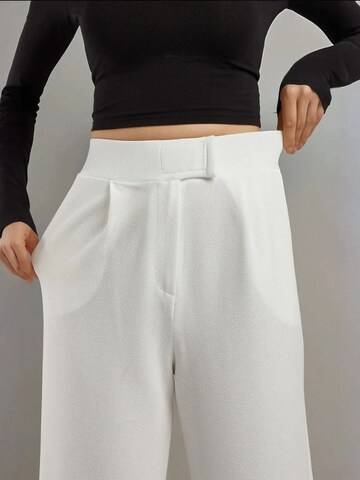 Wide leg Pantaloni con pieghe di Hiccup in bianco