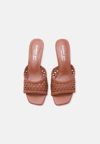 Madden Girl Μιούλ 'Cyrus' σε καφέ