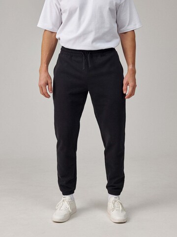 SNOCKS Tapered Functionele broek in Zwart: voorkant