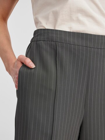 Loosefit Pantaloni 'PCBOZZY' di PIECES in grigio