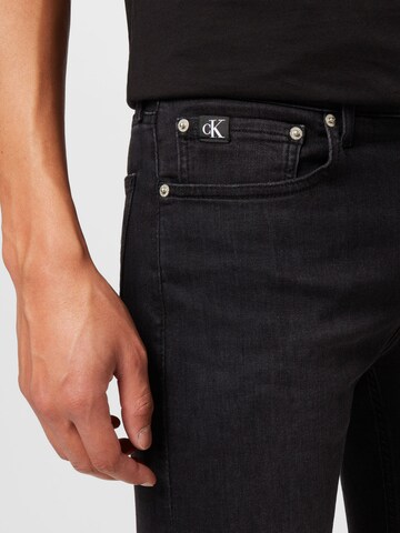 Calvin Klein Jeans ضيق جينز بلون أسود