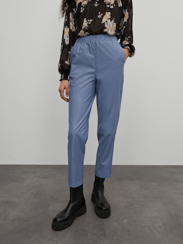 EDITED Tapered Broek 'Harlow' in Blauw: voorkant