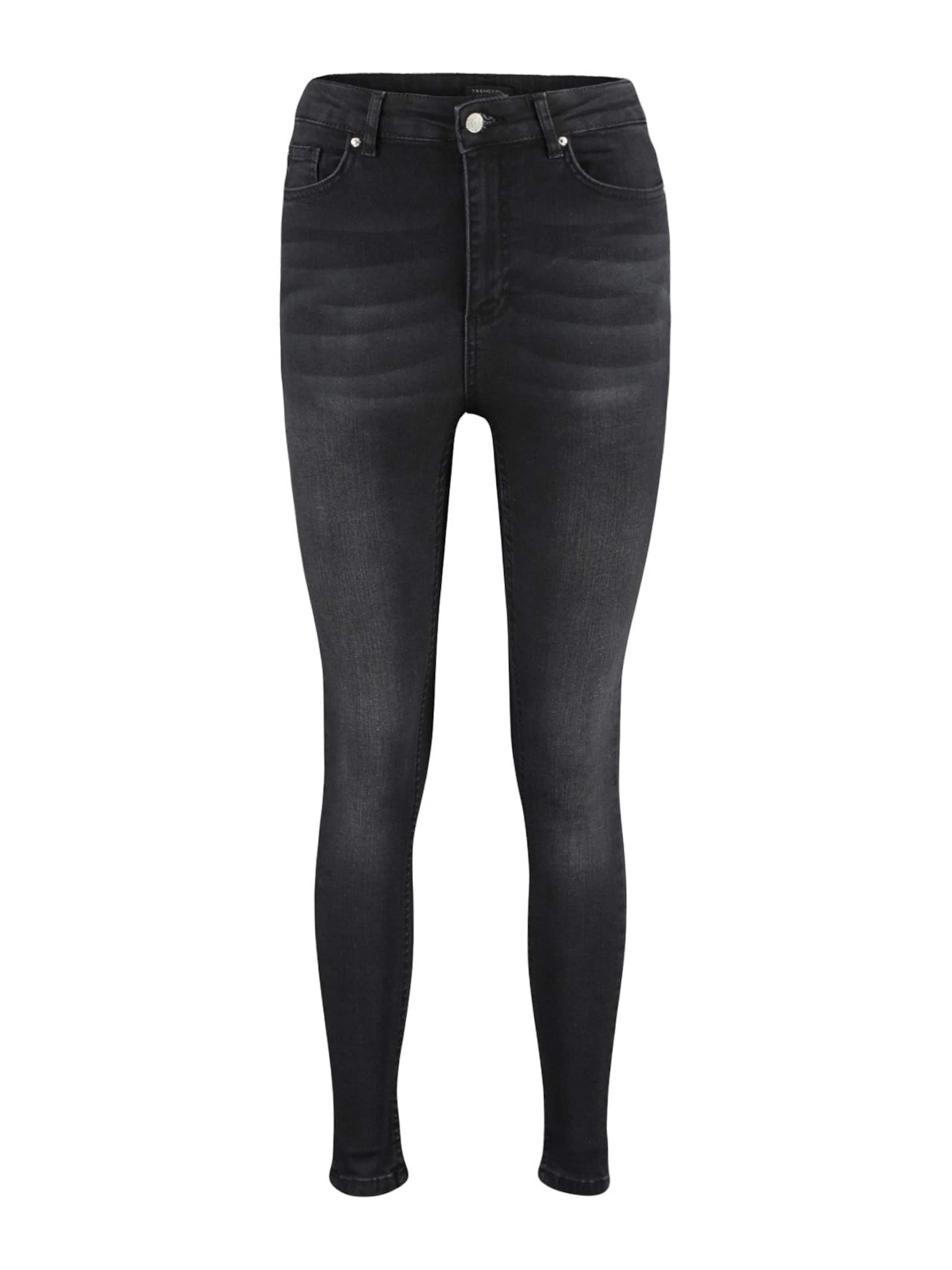 Trendyol Skinny Jeans in Black: front
