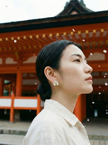 Nemomatheo Earrings 'Perlmuttblüte' in White