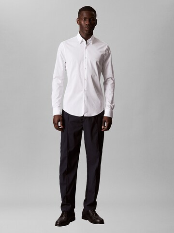 Calvin Klein - Super Slim Fit Camisa 'Essential' em branco