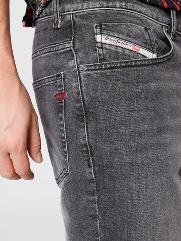 Regular Jean 'FINING' DIESEL en gris