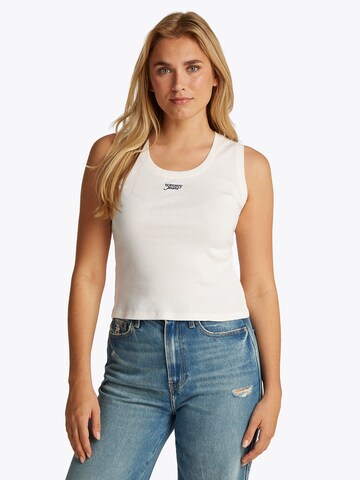 Top de la Tommy Jeans pe alb: față