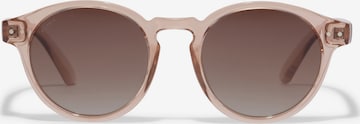 Pilgrim Sunglasses 'KYRIE' in Gold: front
