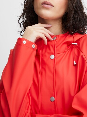 Manteau mi-saison 'IHTAZI JA ' ICHI en rouge