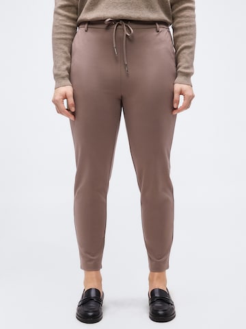 ONLY Carmakoma - Tapered Pantalón 'CARGOLDTRASH CLASSIC' en marrón: frente