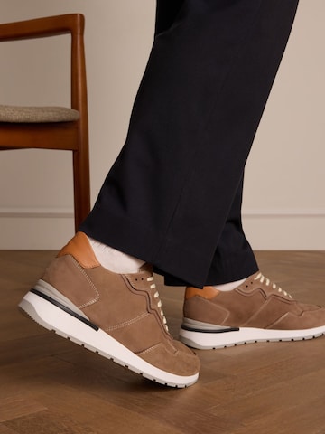 Baskets basses no stress en beige : devant